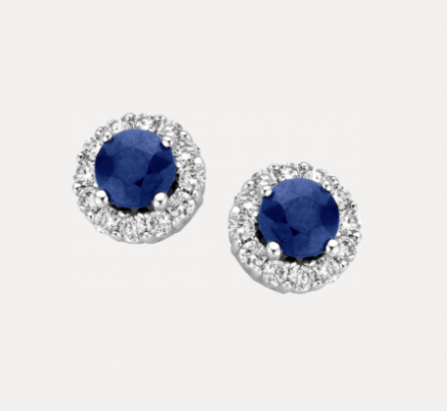 14 KARAAT WITGOUDEN OORKNOPPEN MET BRILJANT EN BLAUW SAFFIER MODEL CONCA.
Deze oorsieraden uit de CONCA serie geven je koninklijke allures, met 0.12 caraat briljant geslepen diamanten en een prachtige saffier als eye catcher,
Schitterend als set te combineren met hanger en oorsieraden.
